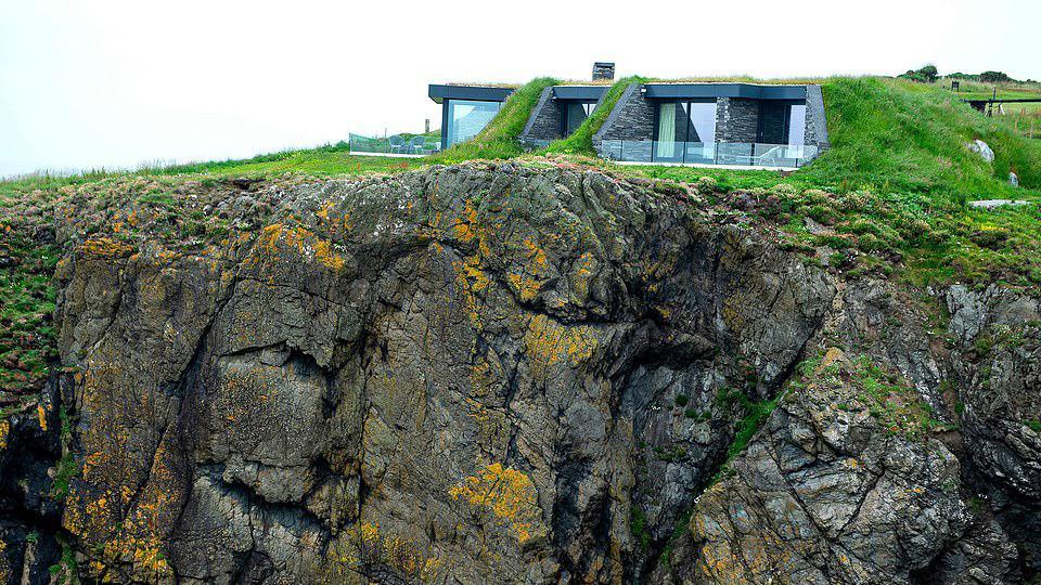 Una pareja en Escocia gasta mucho para construir una casa en un acantilado  - CGTN en Español