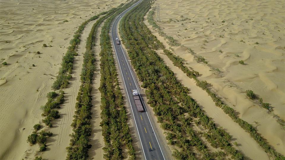 Carretera en el desierto de Taklimakan: un milagro en el desierto - CGTN en  Español