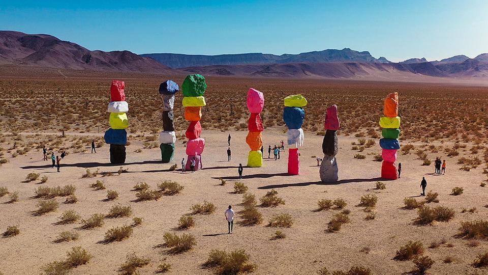 barbilla Misterioso Melodrama Artista de EE. UU. construye 'Siete montañas mágicas' multicolor en un  desierto - CGTN en Español