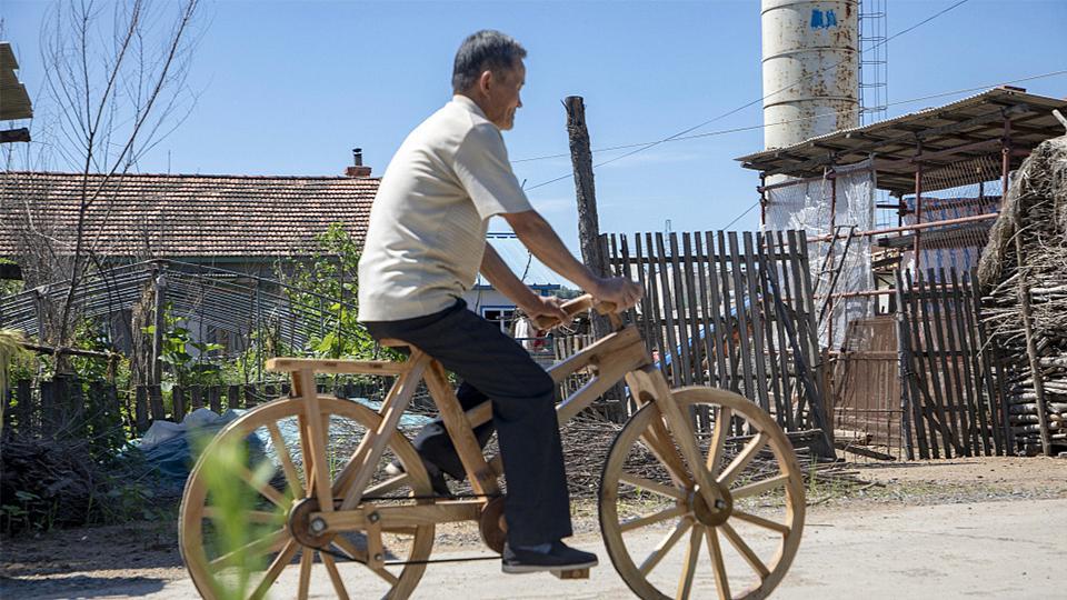 Agricultor chino inventa bicicletas de madera - CGTN en