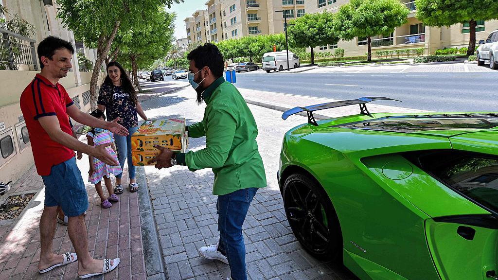 Repartidor rico entrega comida en Lamborghini - CGTN en Español