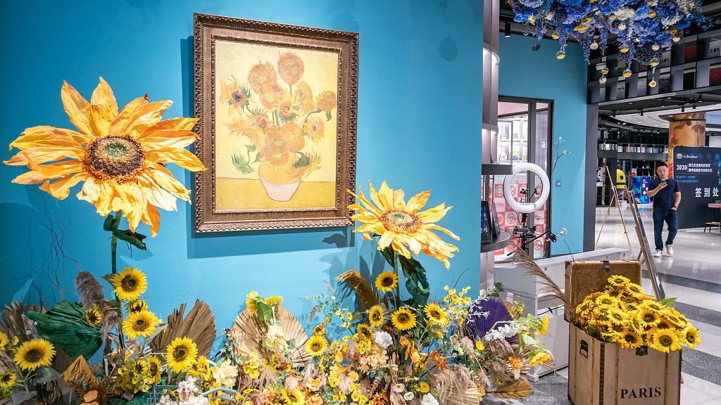 Visita la cafetería de los girasoles de Van Gogh en Shanghai - CGTN en  Español