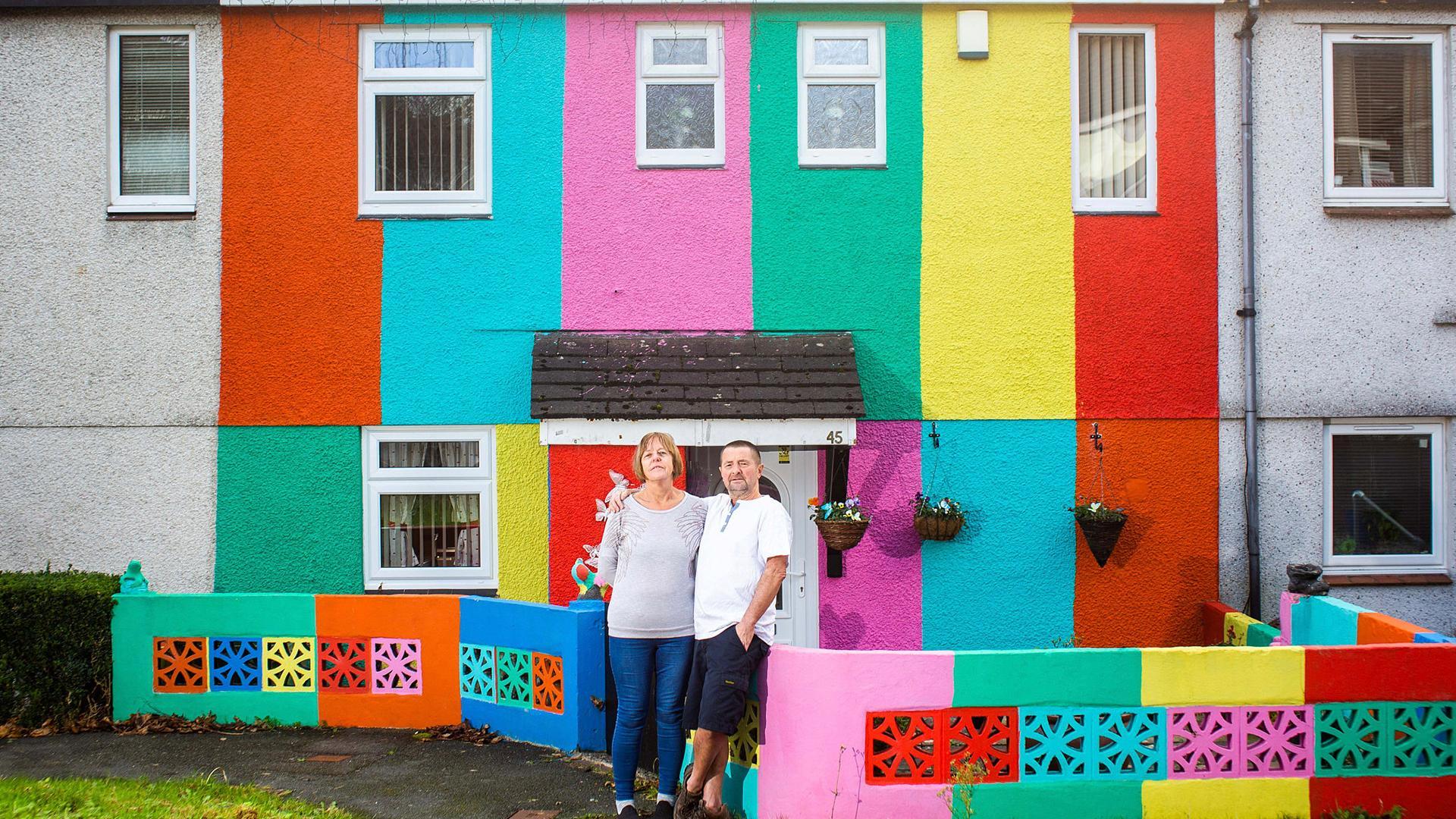 Un británico pinta su casa de diferentes colores mientras su esposa está de  vacaciones - CGTN en Español