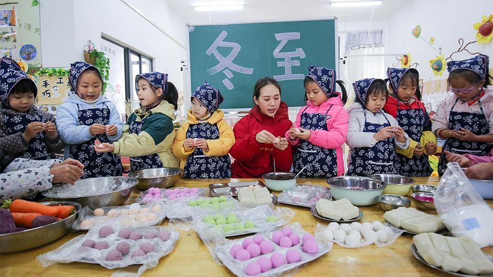 Ninos De Un Jardin De Infancia De Jiangsu Hacen Tangyuan Para Dar La Bienvenida Al Solsticio De Invierno Cgtn En Espanol