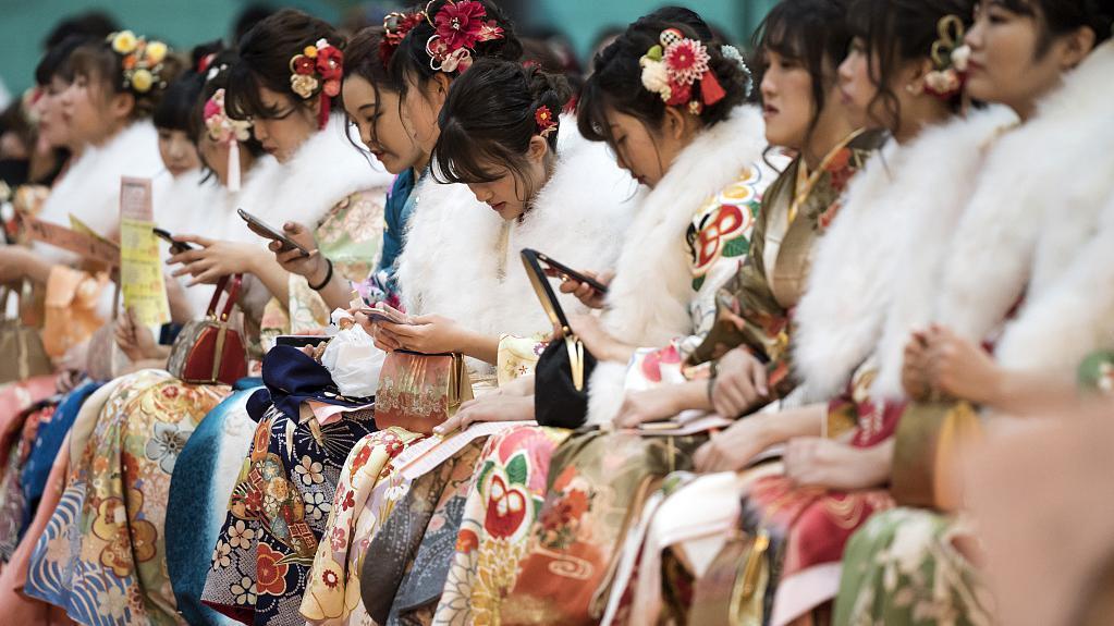 Age ceremony. Сэйдзин но Хи. День совершеннолетия в Японии. Возраст совершеннолетия в Японии 2022. День совершеннолетия в Японии картинки.