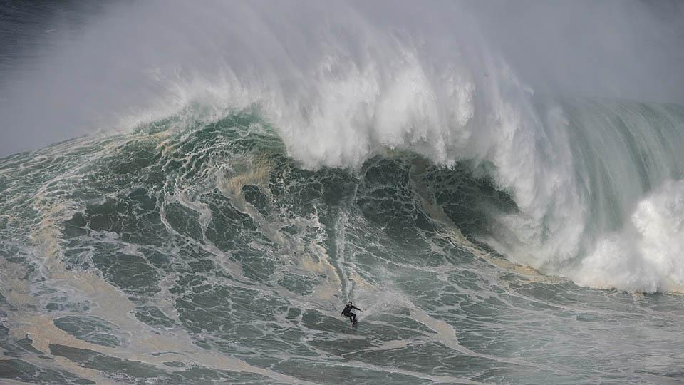 Escenas Espectaculares En Portugal Surfistas Aprovechan Impresionantes Olas Cgtn En Espanol