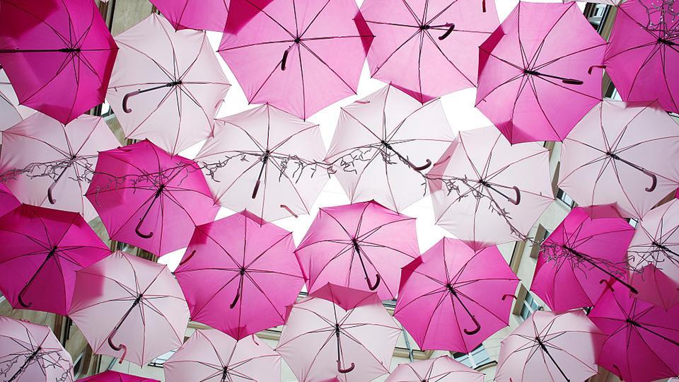 Tomate dar a entender visto ropa 800 paraguas colgados en las calles de París crean un cielo rosa - CGTN en  Español