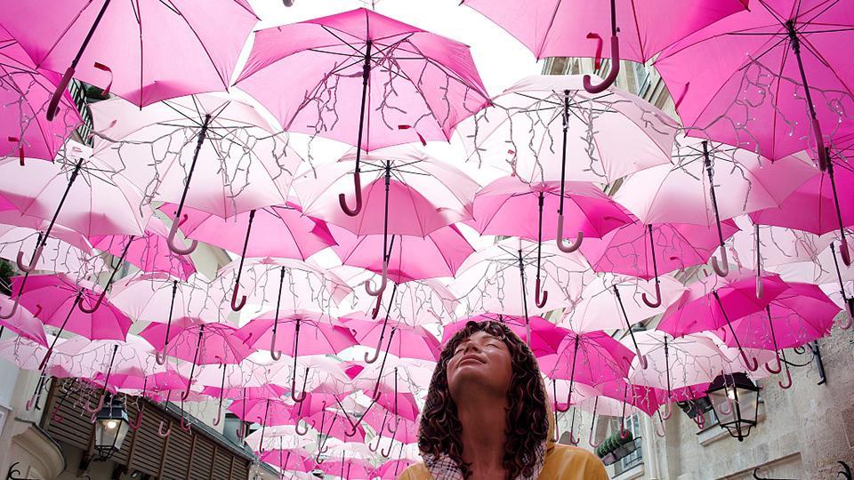 Tomate dar a entender visto ropa 800 paraguas colgados en las calles de París crean un cielo rosa - CGTN en  Español