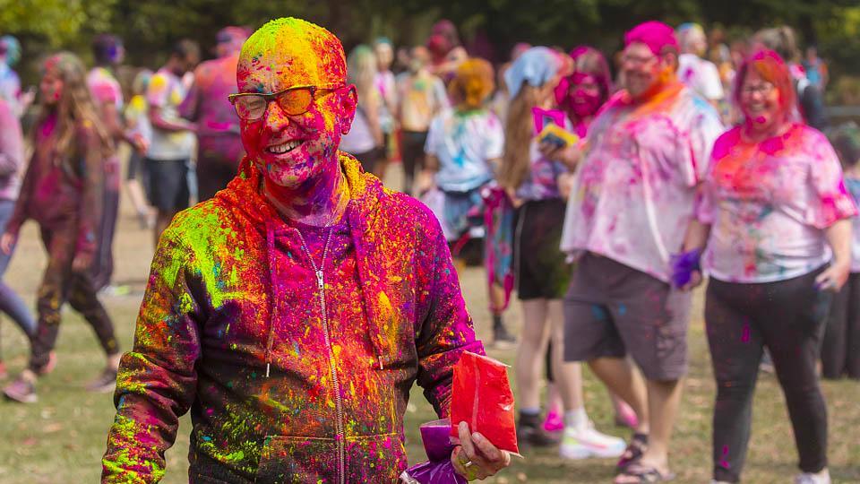 Coloridos colores holi en tazones colorido polvo holi explotando el  festival holi, vista superior. ia generativa