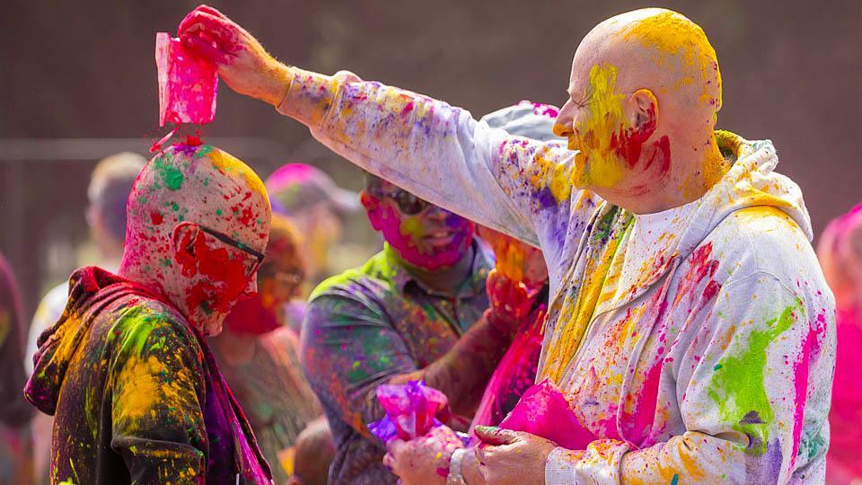 Coloridos colores holi en tazones colorido polvo holi explotando el  festival holi, vista superior. ia generativa
