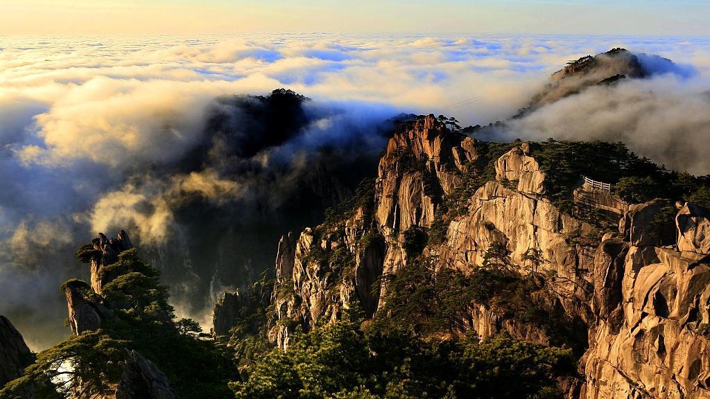 Cuando la puesta del sol se encuentra con el mar de nubes en la montaña Huangshan - CGTN en Español