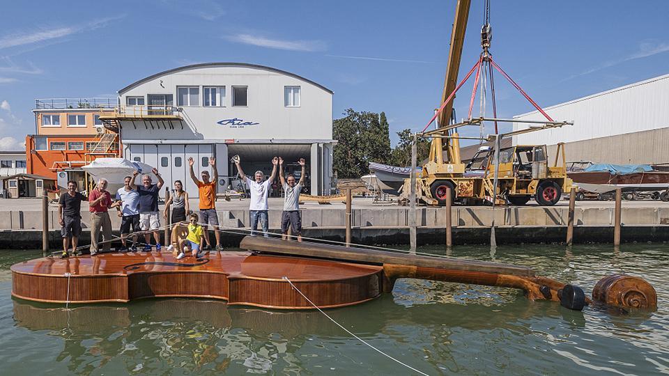 Un barco con forma de violín gigante navega en homenaje a las víctimas de  la COVID-19 en Italia - CGTN en Español