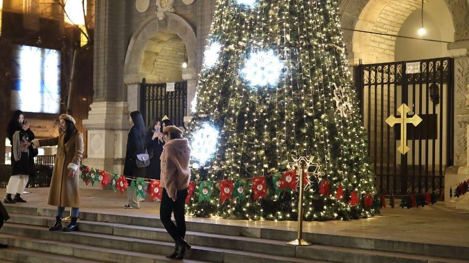 Un árbol de Navidad atrae a visitantes en Wangfujing - CGTN en Español