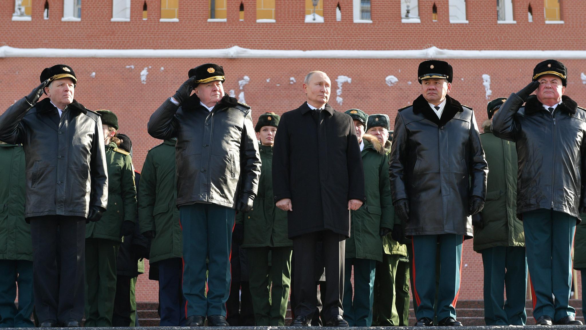 Putin Conmemora A Heroes Militares Rusos En Dia Del Defensor De La Patria Cgtn En Espanol