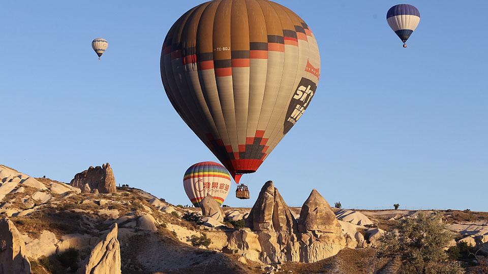 Los Globos Grandes Vuelan Sobre Las Montañas En Cappadocia Imagen de  archivo - Imagen de grande, extremo: 119833535