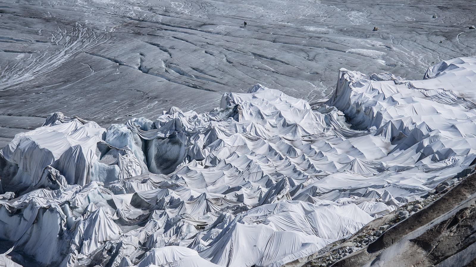 El glaciar del Ródano está cubierto de mantas blancas para frenar su  deshielo - CGTN en Español