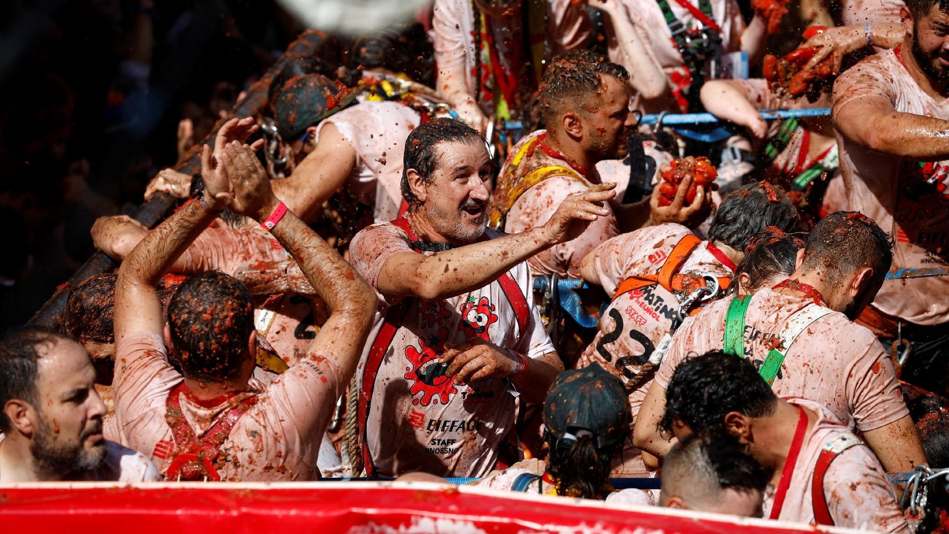 Vuelve la Tomatina La Guerra De Tomates De Un Pueblo De Espa a vuelve-la-tomatina-la-guerra-de-tomates-de-un-pueblo-de-espa-a