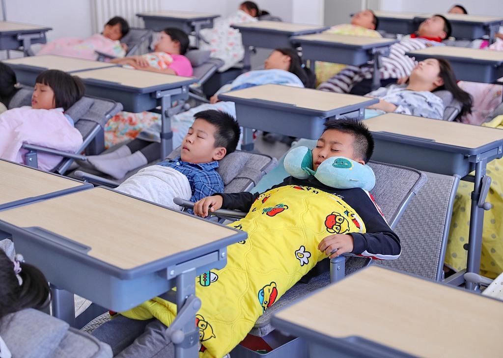 Handan, China. 29th de mayo de 2023. HANDAN, CHINA - 29 DE MAYO de 2023 -  Estudiantes de primaria usan COLCHONETAS para dormir durante su almuerzo en  Handan, provincia de Hebei, en