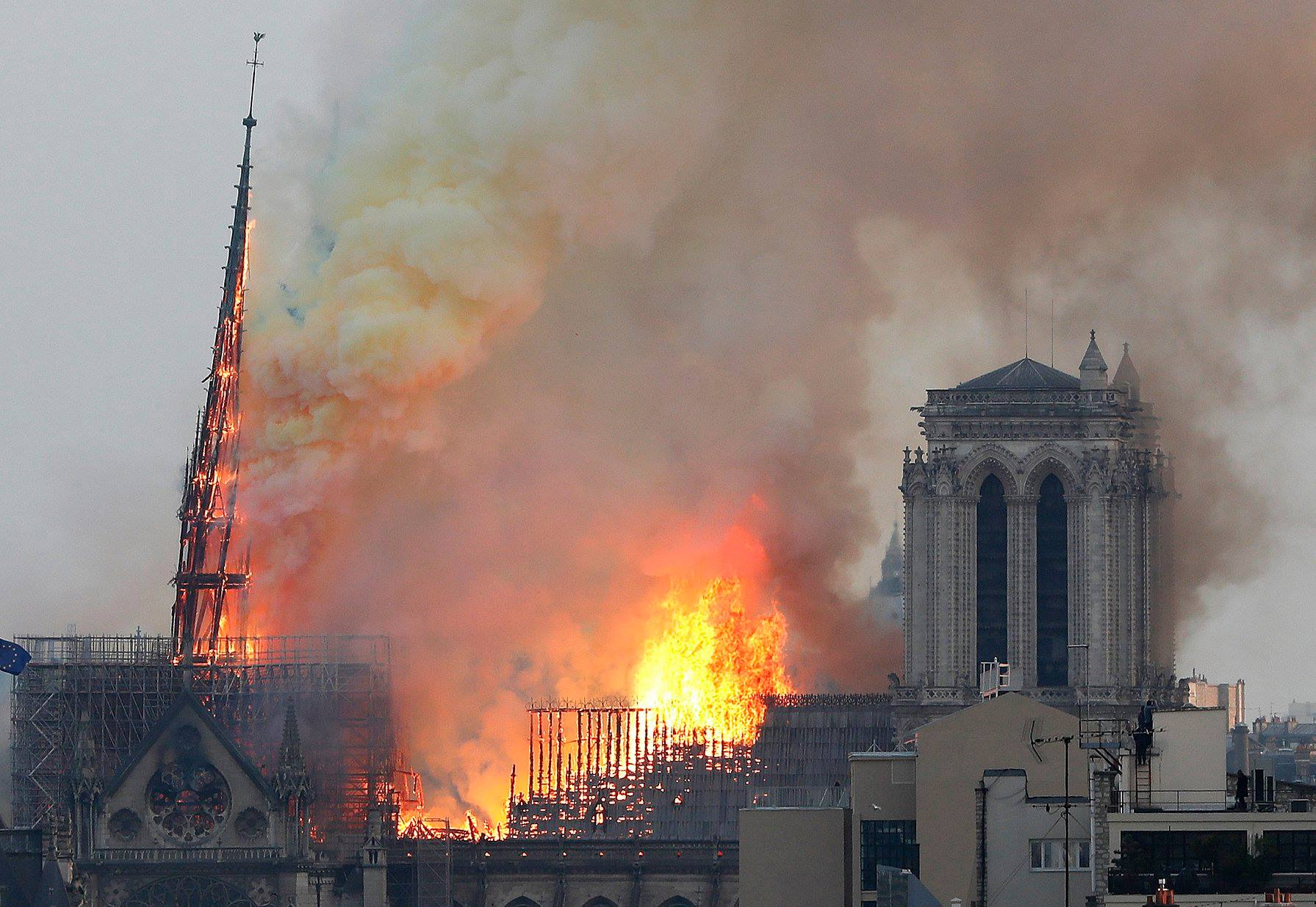 Se derrumba por completo el techo de la catedral de Notre Dame de París -  CGTN en Español