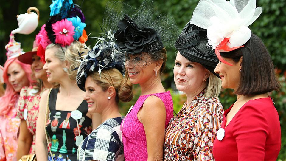 Mujeres llevan sombreros hechos de su propio cabello en el Ladies Day en As...