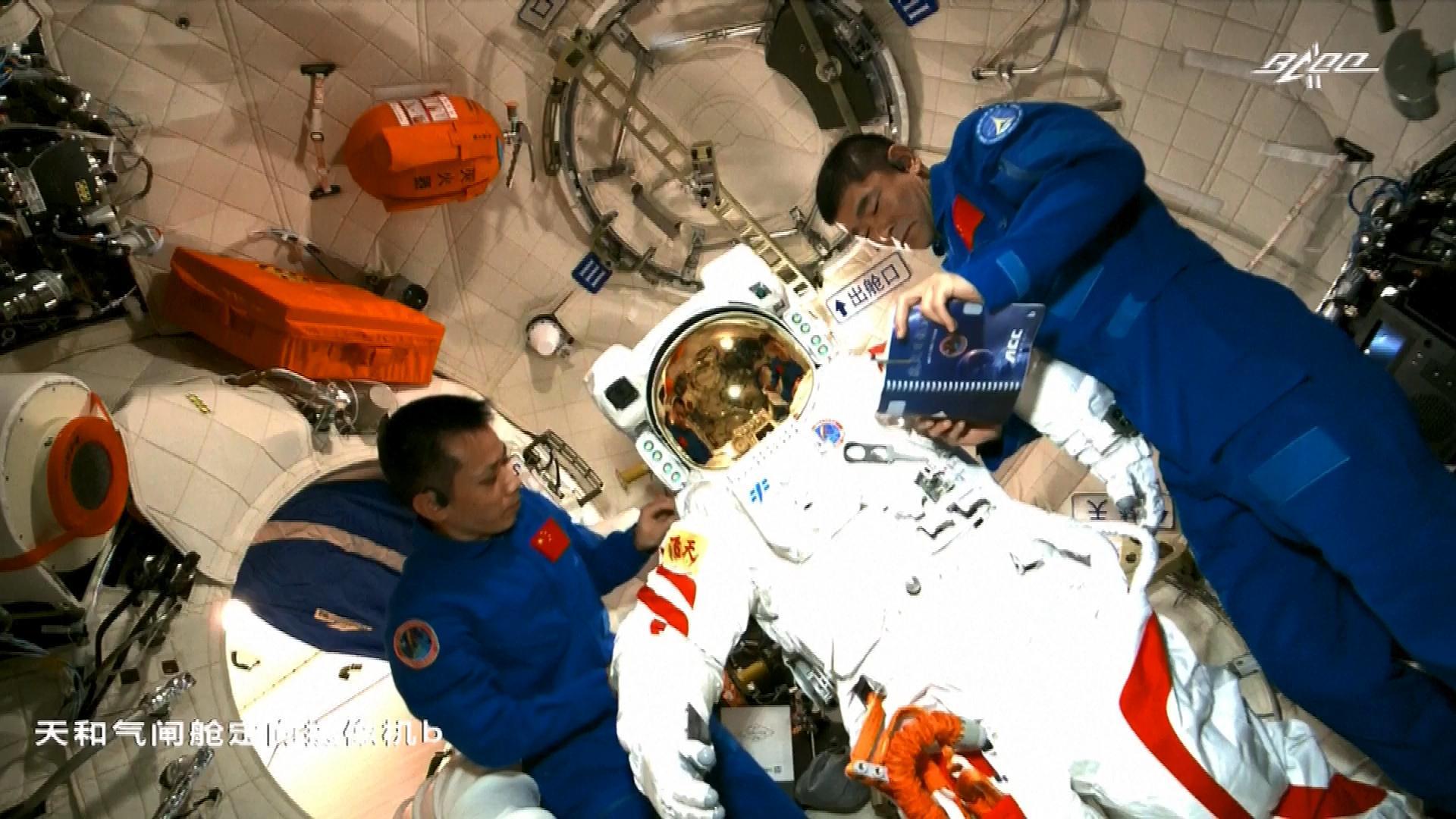 Какой космонавт провел в космосе. Орбитальная станция Тяньгун. Тяньгун и МКС. Тяньгун 2021. Китайские Тайконавты на космической станции.