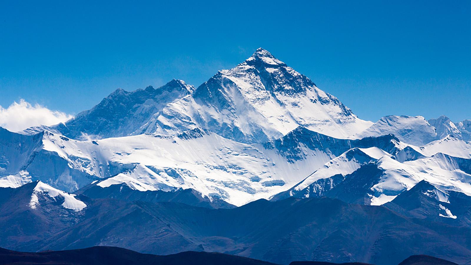 Snow capped mountains. Mount Qomolangma. Джомолунгма. Эверест 4к.